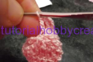 tutorial per realizzare delle mini babbucce all'uncinetto ideali per nascita e battesimo (20)