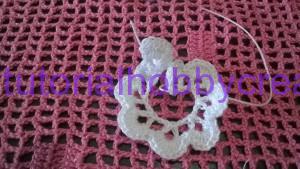 tutorial per realizzare un cuscino portafedi con roselline e pizzi all'uncinetto (4)